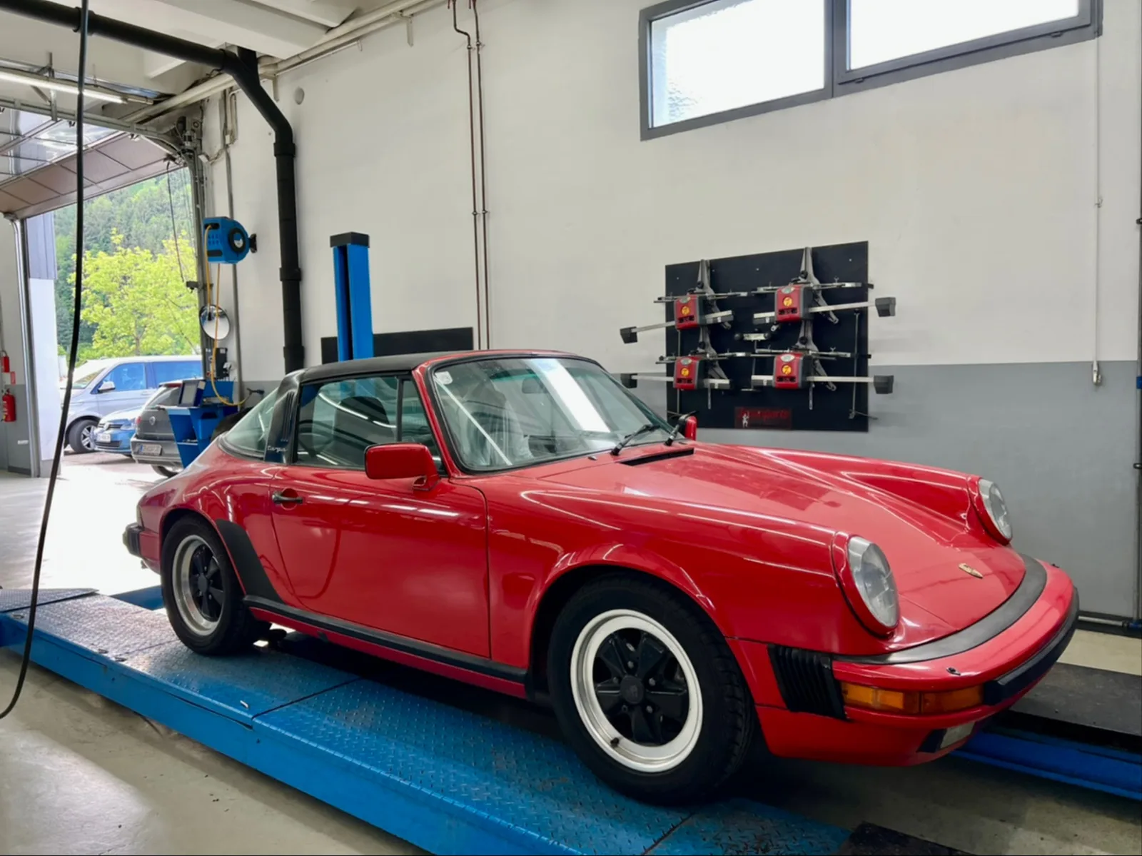 Roter klassischer Sportwagen auf einer Hebebühne