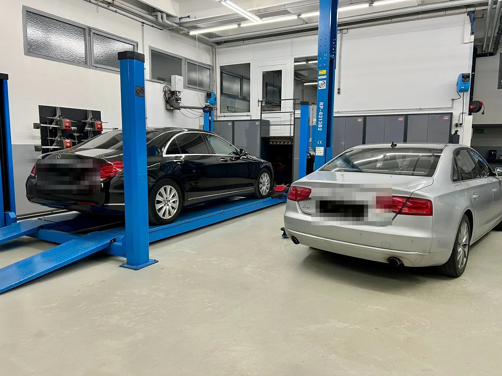 Zwei Fahrzeuge an den Hebebühnen der Werkstatt