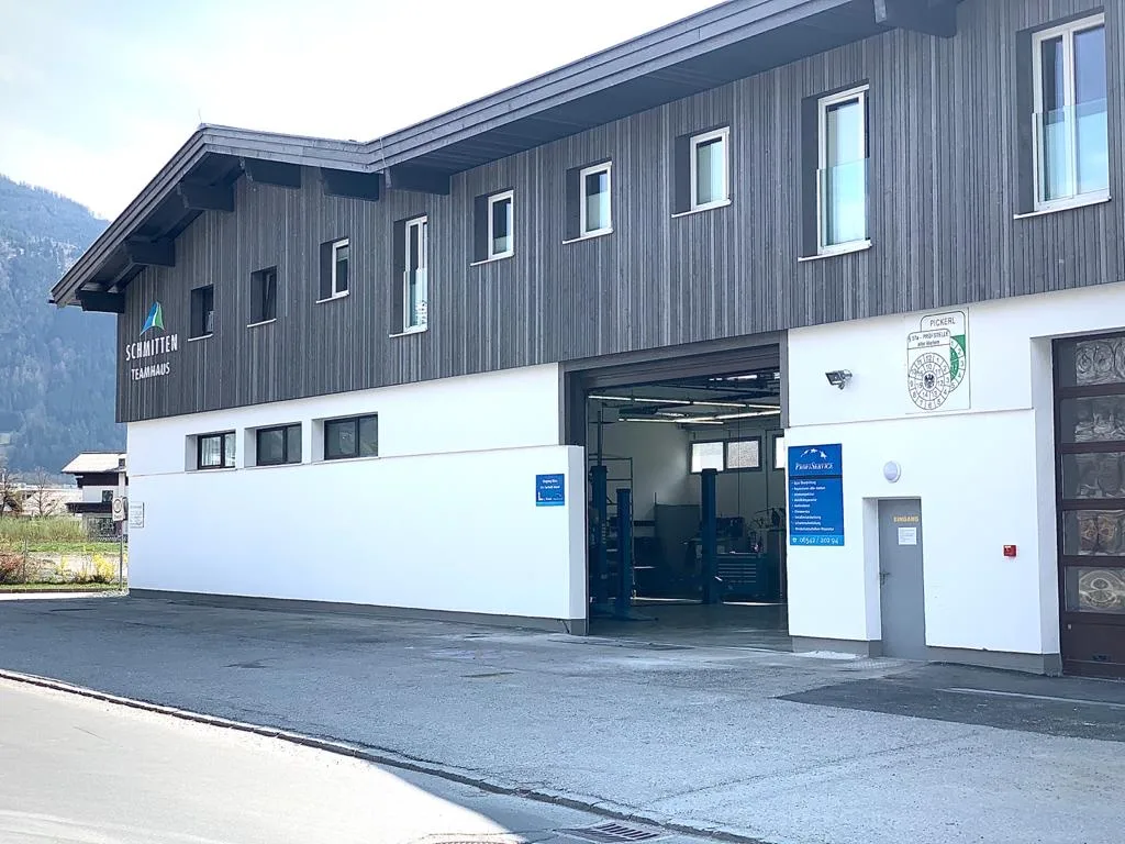 Zufahrt und Eingang der Werkstatt von Kfz Technik Islami