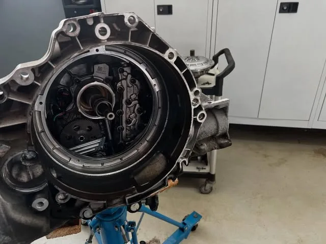 Geöffnetes Getriebe auf einem Werkstattständer